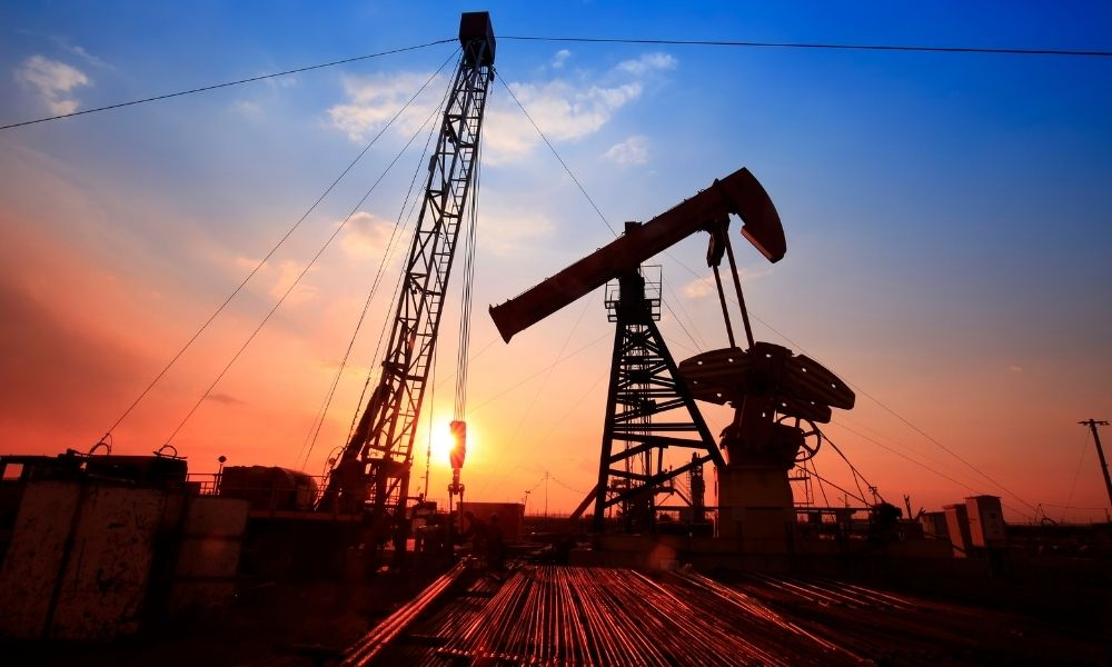 Global Oil Prices Surge to $100 Amid Middle East Conflict and Supply Disruptions